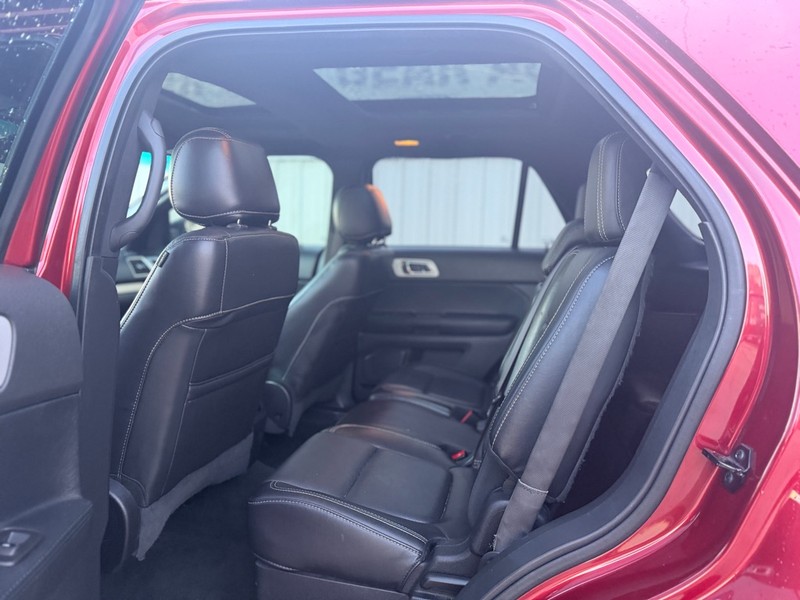 Ford Explorer Vehicle Full-screen Gallery Image 6