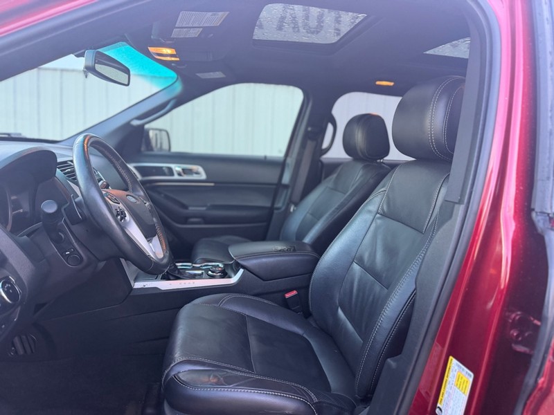 Ford Explorer Vehicle Full-screen Gallery Image 7