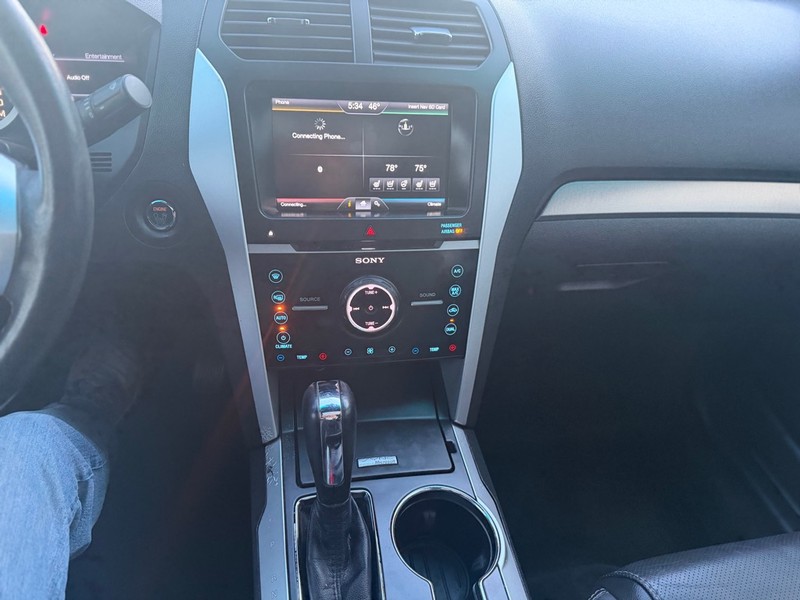 Ford Explorer Vehicle Full-screen Gallery Image 9