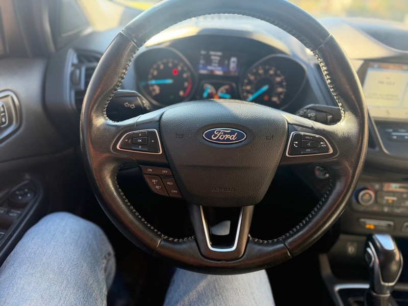 Ford Escape Vehicle Full-screen Gallery Image 9