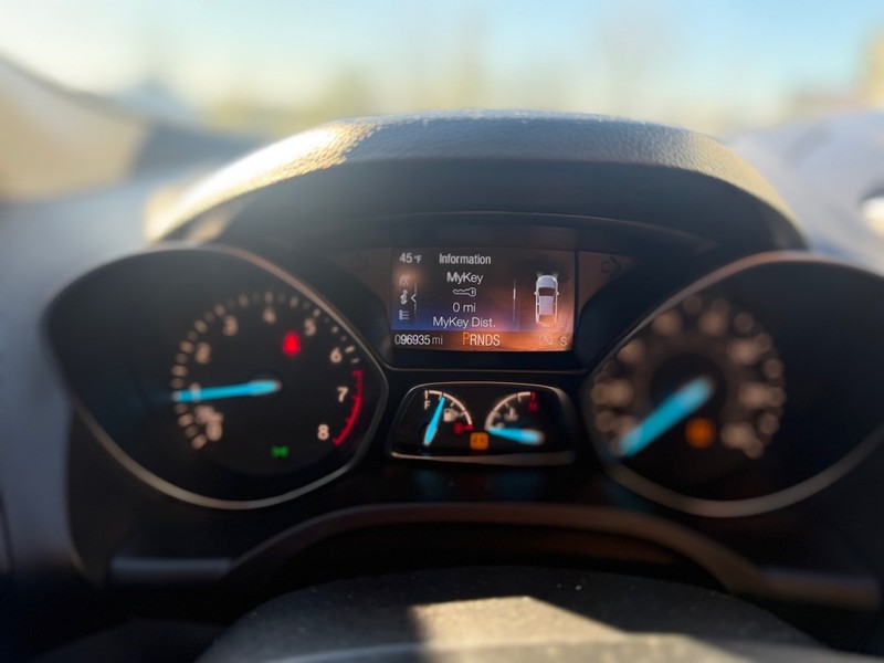 Ford Escape Vehicle Full-screen Gallery Image 10