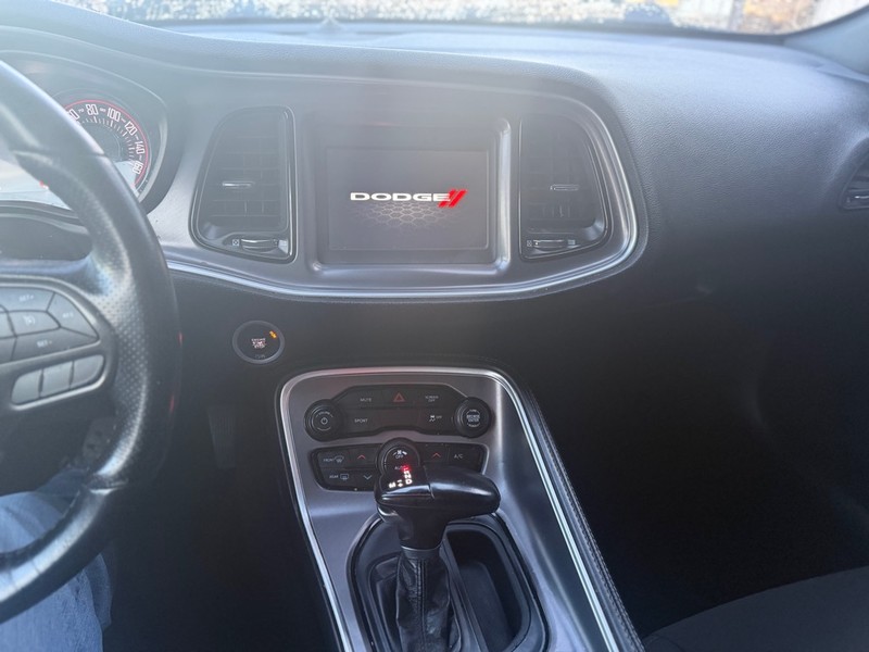 Dodge Challenger Vehicle Full-screen Gallery Image 7