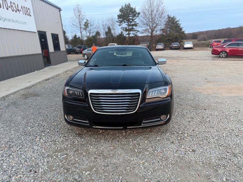 Chrysler 300 Vehicle Full-screen Gallery Image 2