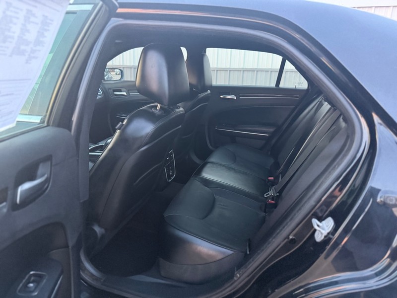 Chrysler 300 Vehicle Full-screen Gallery Image 5