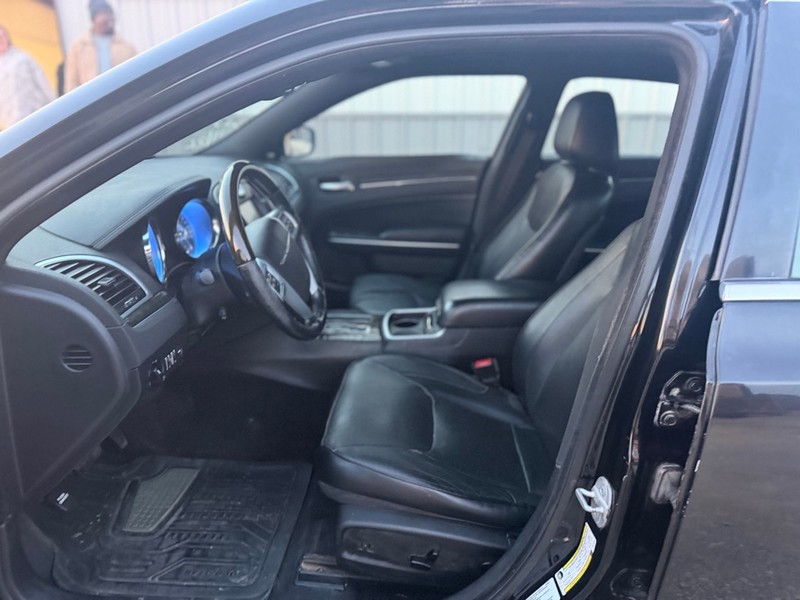 Chrysler 300 Vehicle Full-screen Gallery Image 6