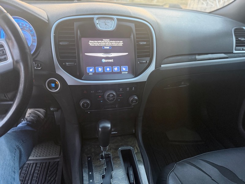 Chrysler 300 Vehicle Full-screen Gallery Image 7