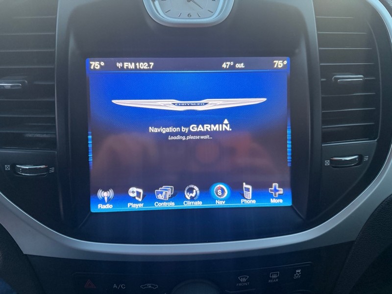 Chrysler 300 Vehicle Full-screen Gallery Image 8