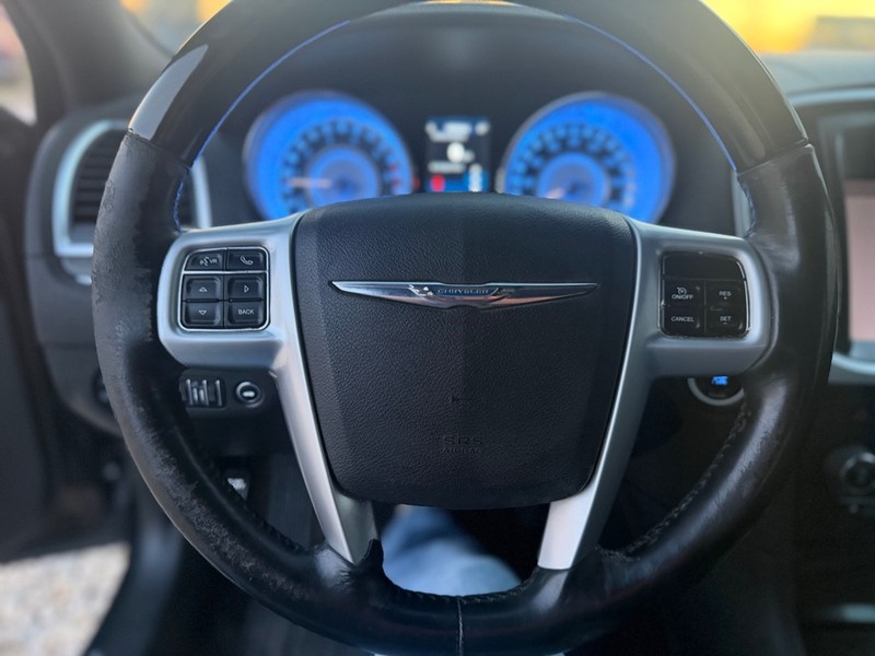 Chrysler 300 Vehicle Full-screen Gallery Image 9