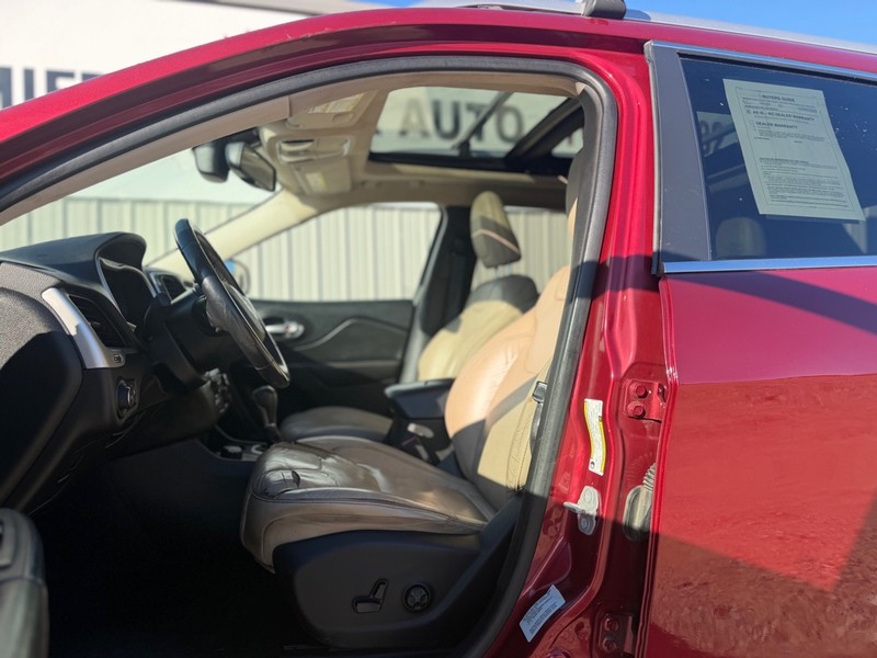 Jeep Cherokee Vehicle Full-screen Gallery Image 6