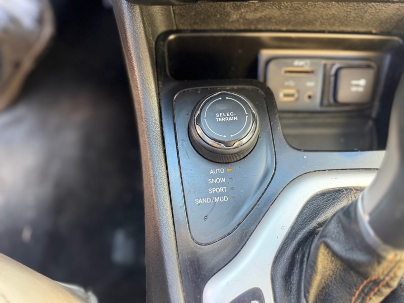 Jeep Cherokee Vehicle Full-screen Gallery Image 10