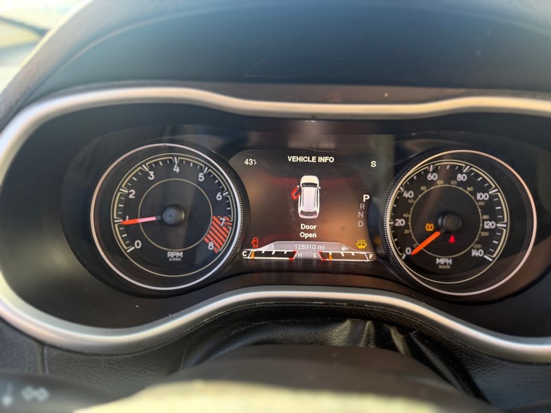 Jeep Cherokee Vehicle Full-screen Gallery Image 12