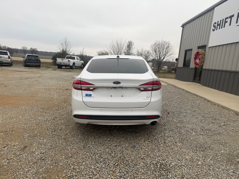 Ford Fusion Vehicle Full-screen Gallery Image 4