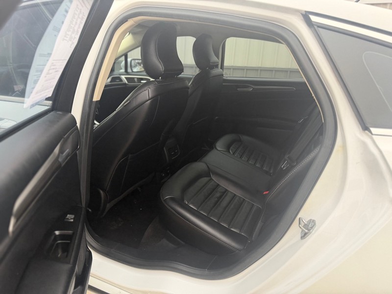 Ford Fusion Vehicle Full-screen Gallery Image 5