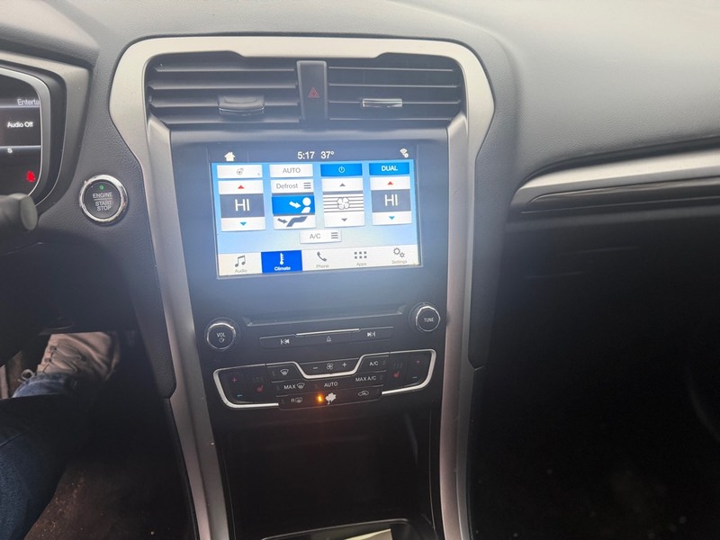 Ford Fusion Vehicle Full-screen Gallery Image 7