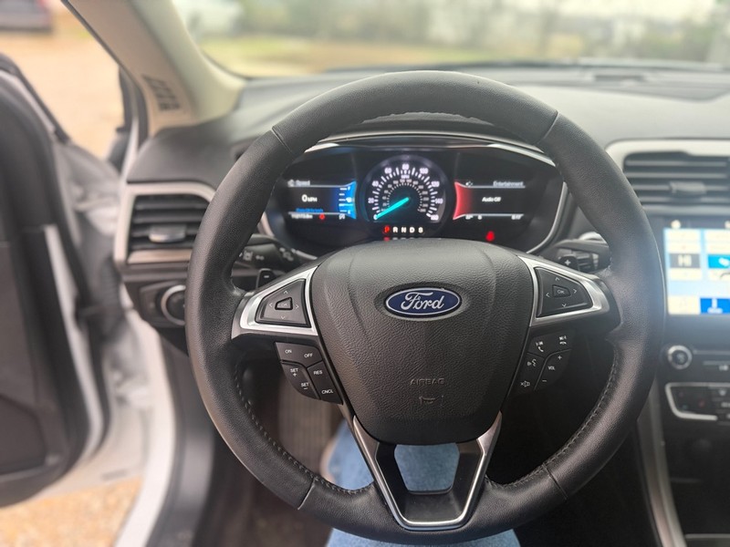 Ford Fusion Vehicle Full-screen Gallery Image 9