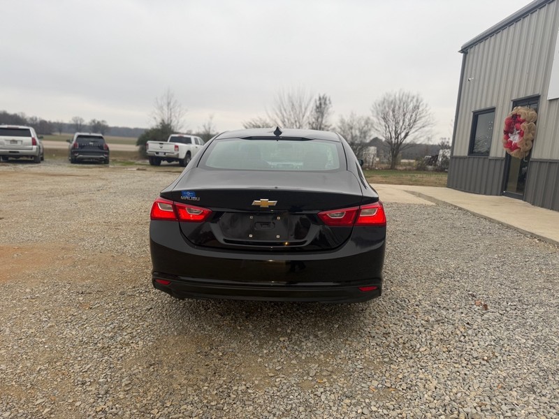 Chevrolet Malibu Vehicle Full-screen Gallery Image 4