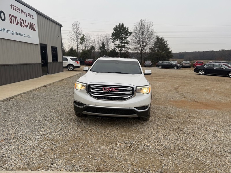 GMC Acadia Vehicle Full-screen Gallery Image 2