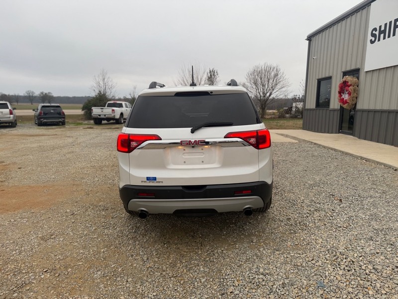 GMC Acadia Vehicle Full-screen Gallery Image 4