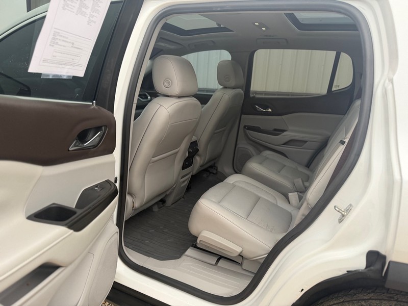 GMC Acadia Vehicle Full-screen Gallery Image 6