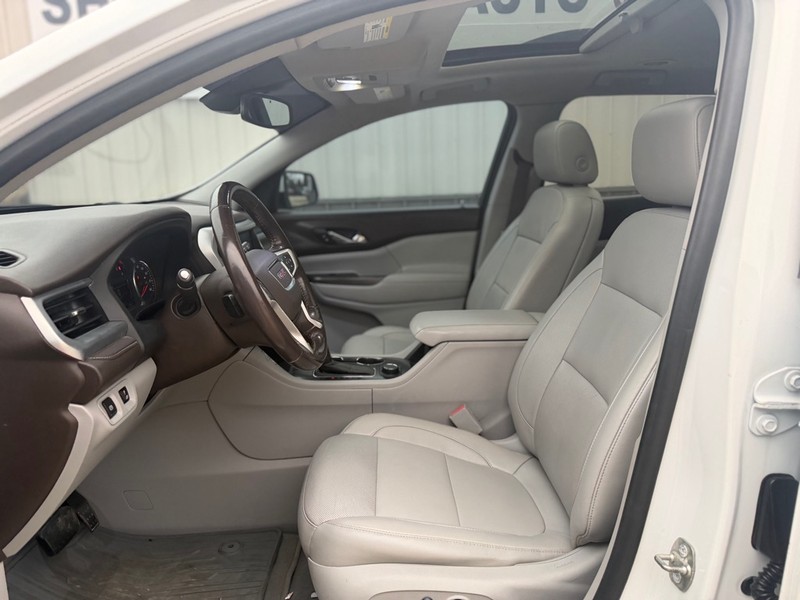 GMC Acadia Vehicle Full-screen Gallery Image 7