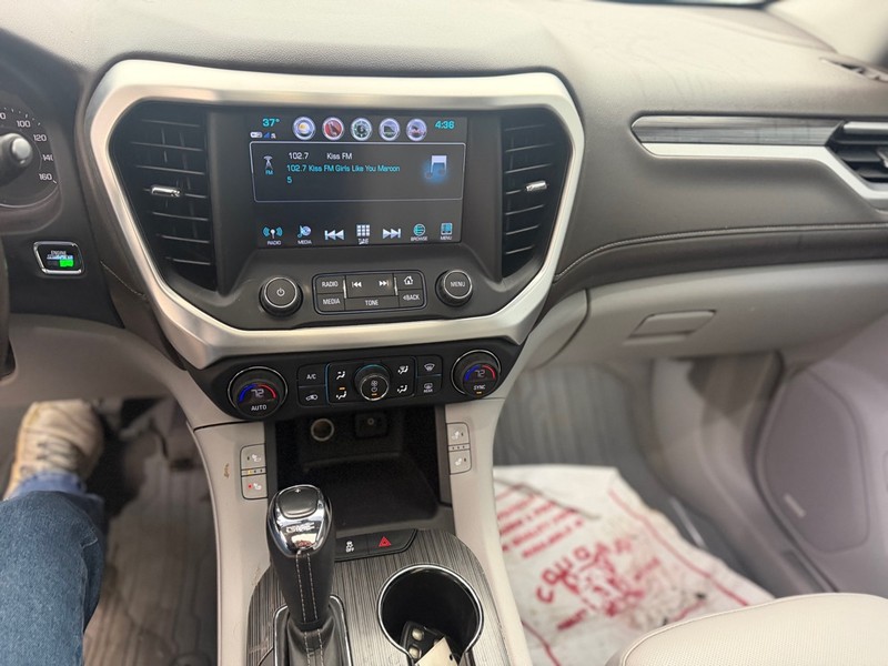 GMC Acadia Vehicle Full-screen Gallery Image 8