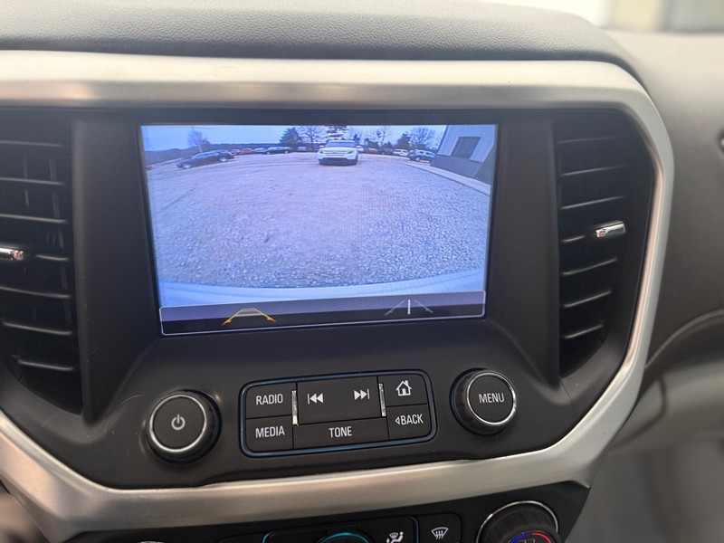 GMC Acadia Vehicle Full-screen Gallery Image 9