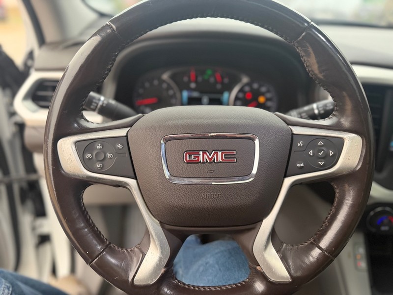 GMC Acadia Vehicle Full-screen Gallery Image 10