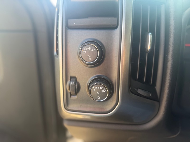 Chevrolet Silverado 1500 Vehicle Full-screen Gallery Image 9