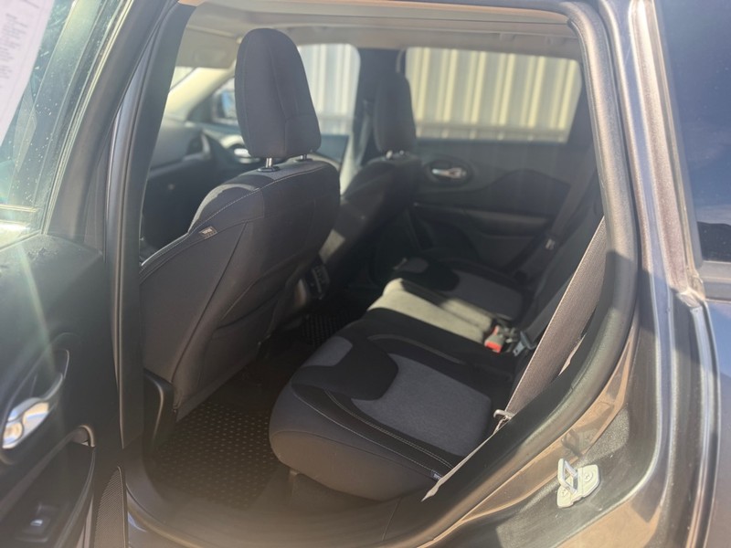 Jeep CHEROKEE Vehicle Full-screen Gallery Image 5