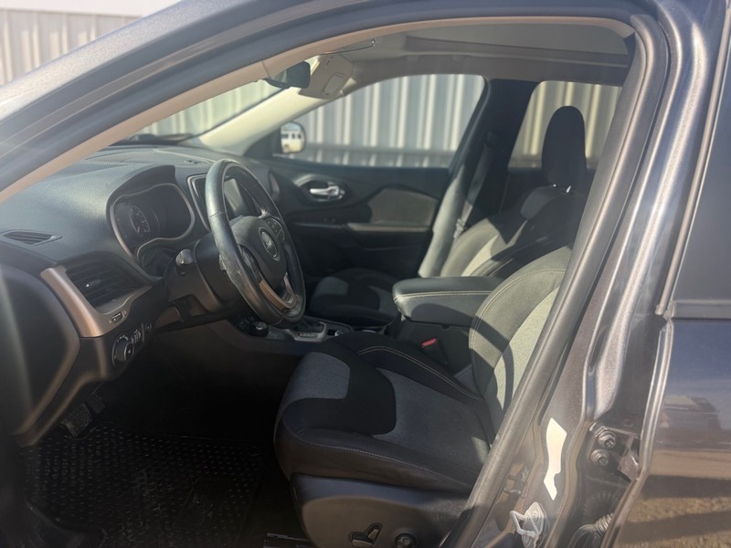 Jeep CHEROKEE Vehicle Full-screen Gallery Image 6