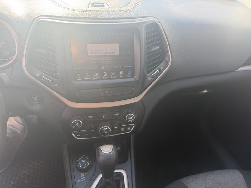 Jeep CHEROKEE Vehicle Full-screen Gallery Image 7