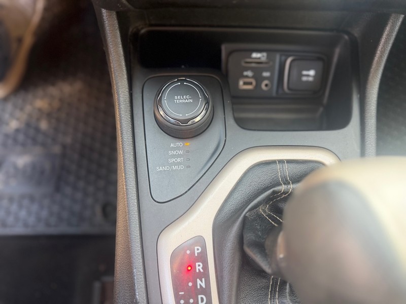 Jeep CHEROKEE Vehicle Full-screen Gallery Image 9