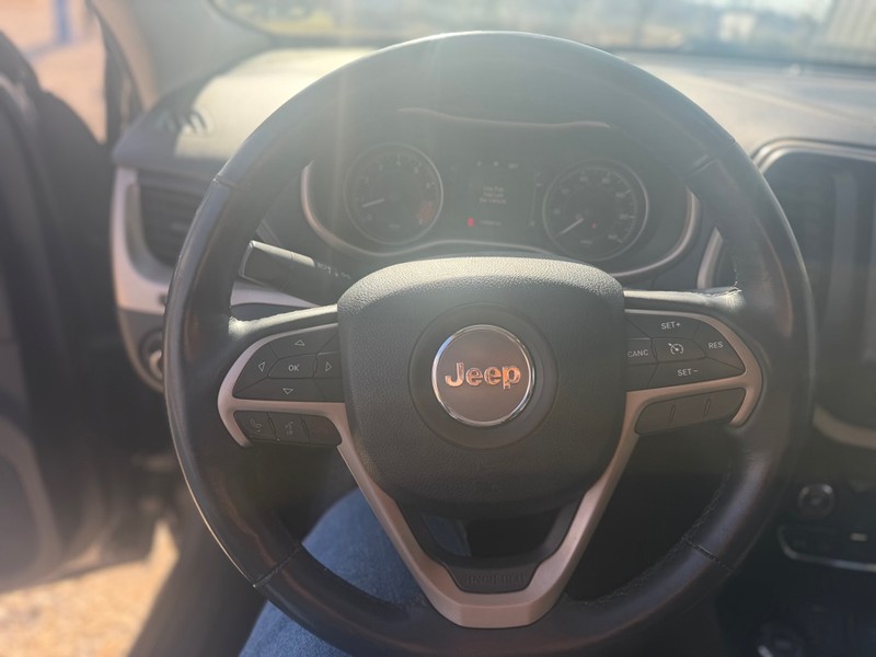 Jeep CHEROKEE Vehicle Full-screen Gallery Image 10