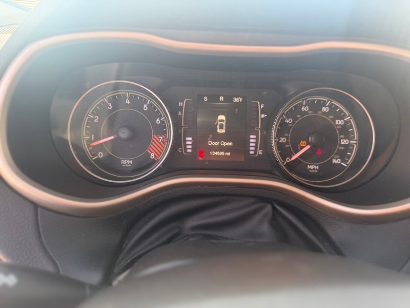 Jeep CHEROKEE Vehicle Full-screen Gallery Image 11