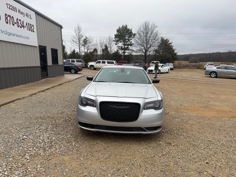 Chrysler 300 Vehicle Full-screen Gallery Image 2