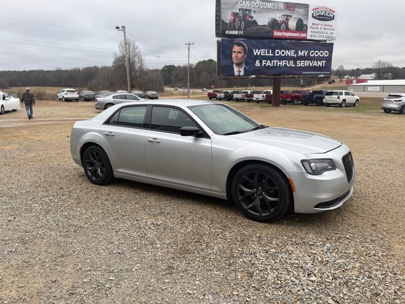 Chrysler 300 Vehicle Full-screen Gallery Image 3