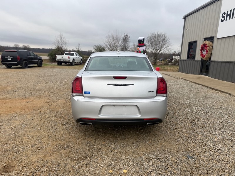 Chrysler 300 Vehicle Full-screen Gallery Image 4