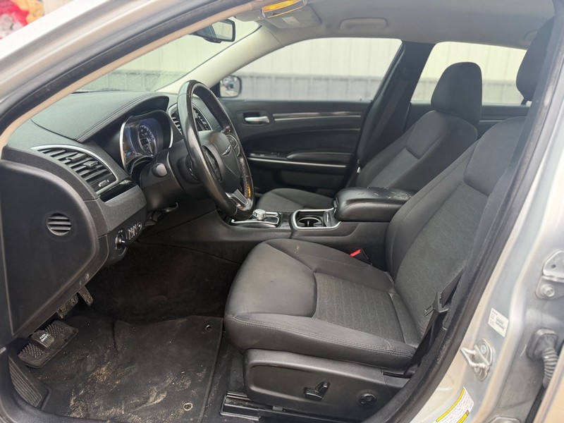 Chrysler 300 Vehicle Full-screen Gallery Image 5