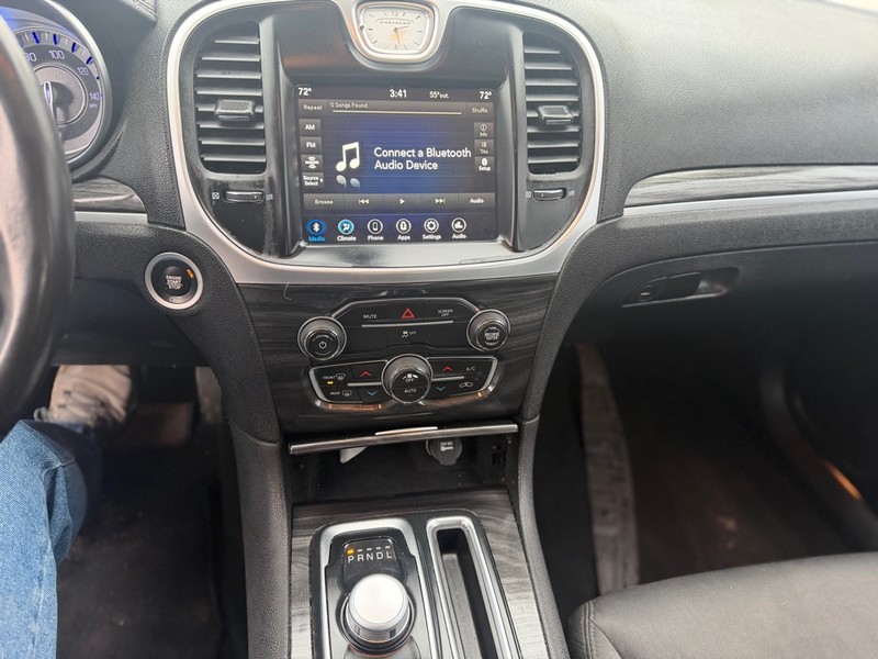 Chrysler 300 Vehicle Full-screen Gallery Image 6