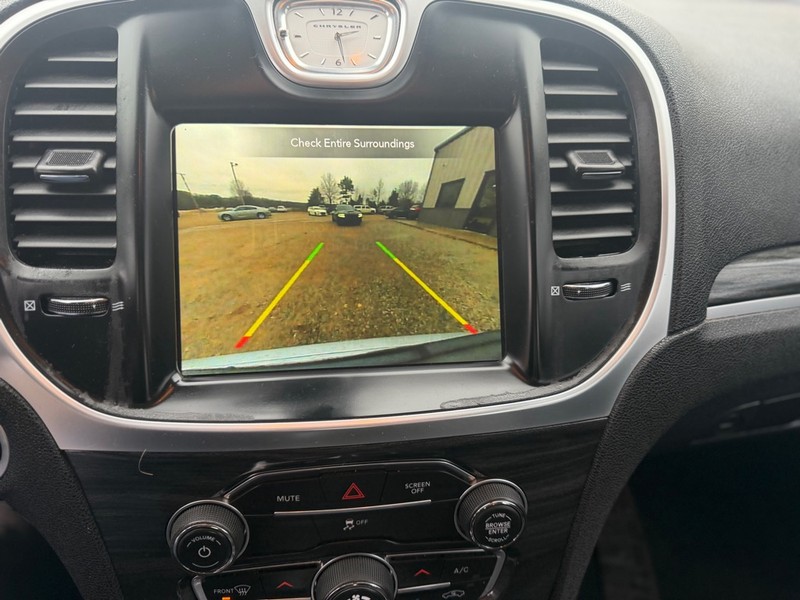 Chrysler 300 Vehicle Full-screen Gallery Image 7