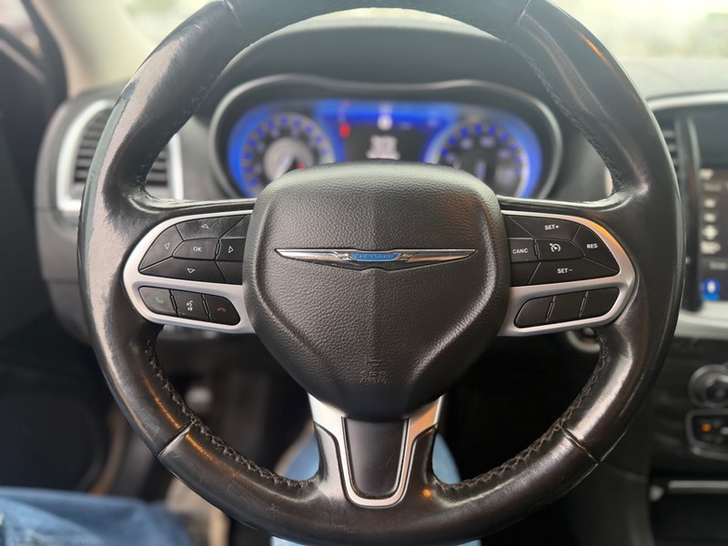 Chrysler 300 Vehicle Full-screen Gallery Image 8