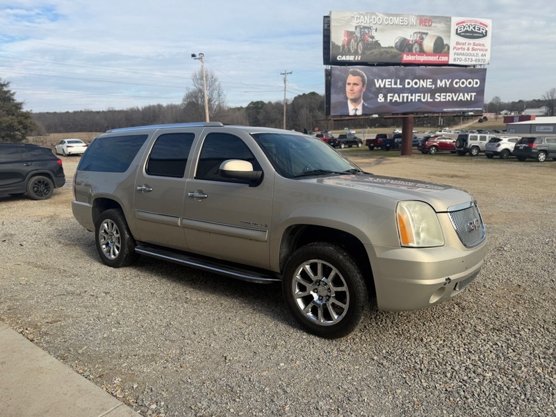 GMC Yukon XL Denali Vehicle Full-screen Gallery Image 3