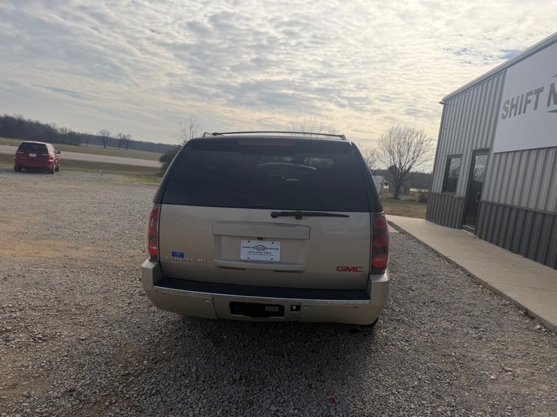 GMC Yukon XL Denali Vehicle Full-screen Gallery Image 4