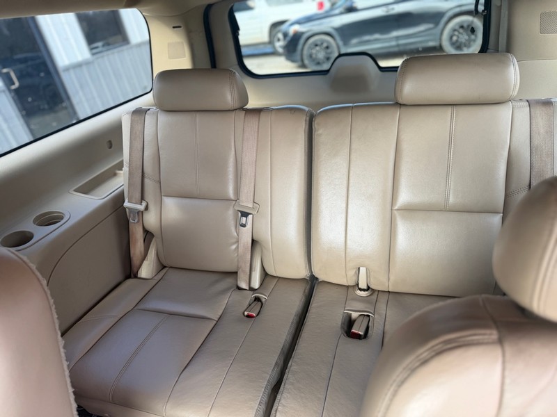 GMC Yukon XL Denali Vehicle Full-screen Gallery Image 5