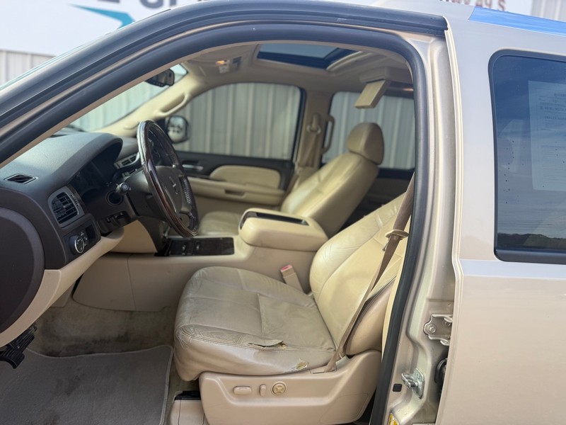 GMC Yukon XL Denali Vehicle Full-screen Gallery Image 7