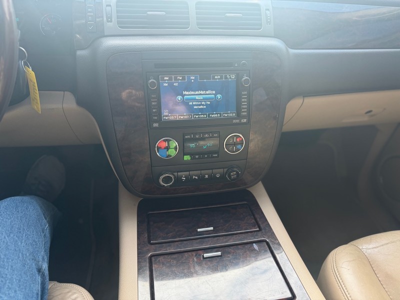 GMC Yukon XL Denali Vehicle Full-screen Gallery Image 8