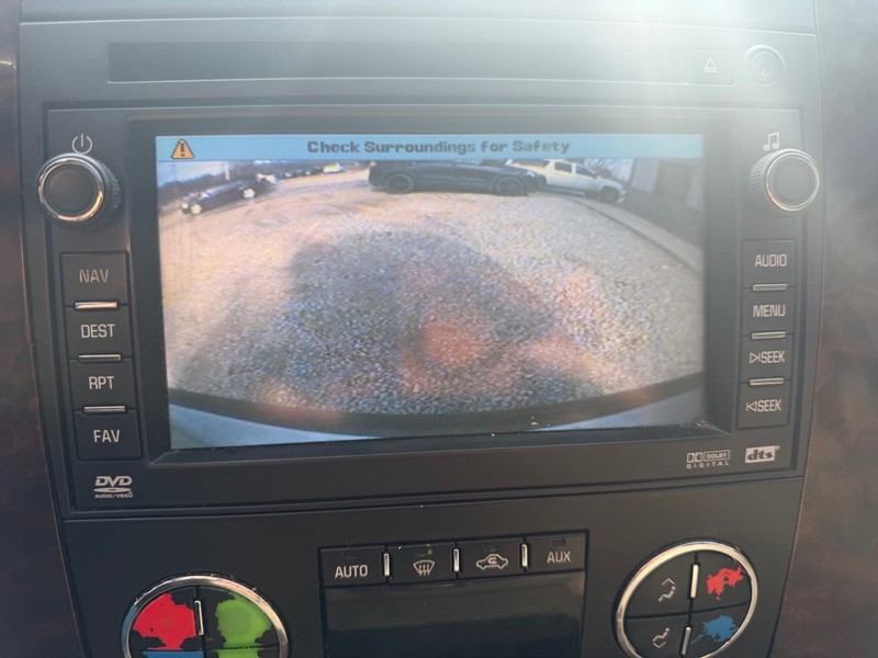 GMC Yukon XL Denali Vehicle Full-screen Gallery Image 9