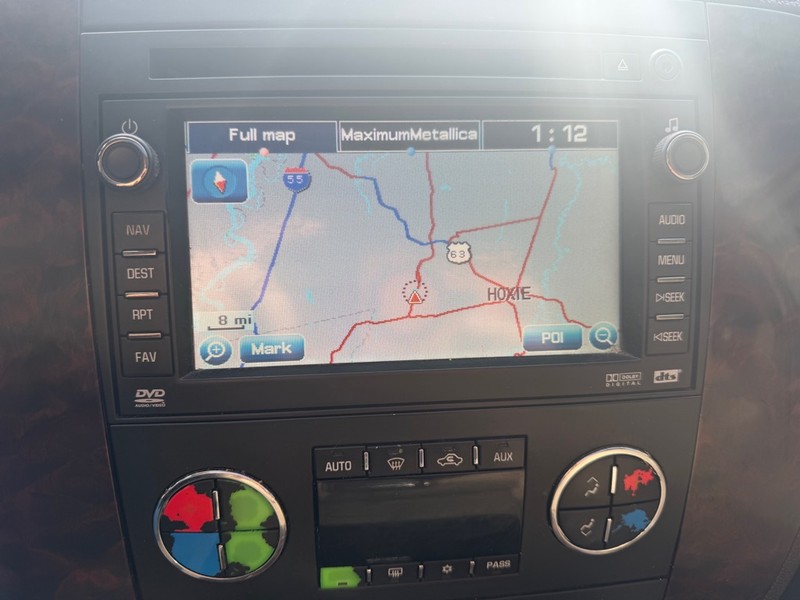 GMC Yukon XL Denali Vehicle Full-screen Gallery Image 10