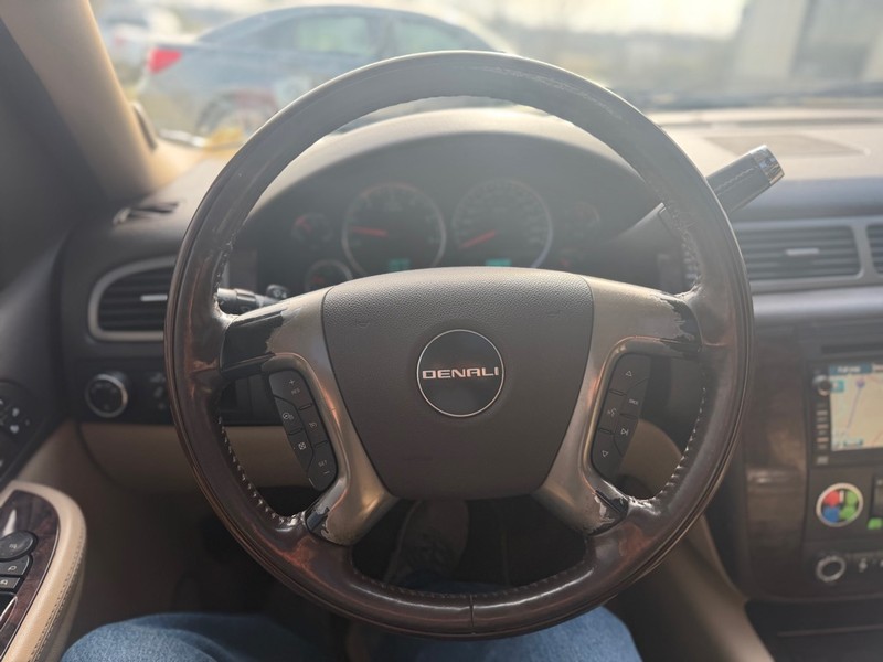 GMC Yukon XL Denali Vehicle Full-screen Gallery Image 11