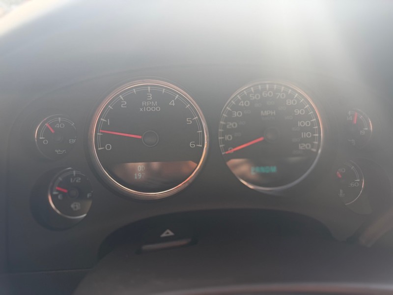 GMC Yukon XL Denali Vehicle Full-screen Gallery Image 12